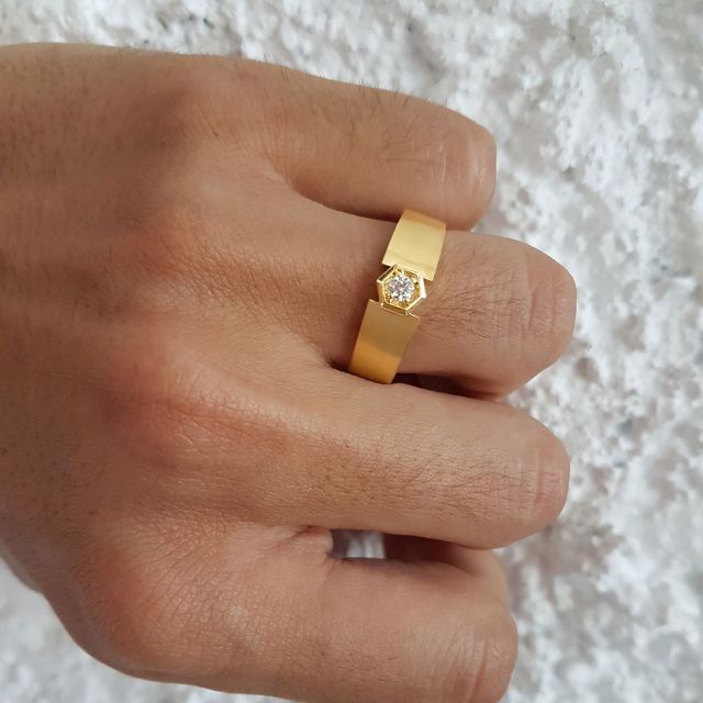 Anello per Uomo Oro giallo & Diamante solitario. Motivo esagonale | Capitaine