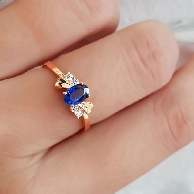 Anello di Fidanzamento Luxe - Oro Giallo, Diamanti & Zaffiro Blu Ovale